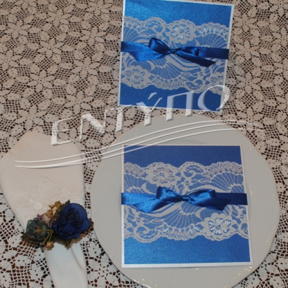 ΕΓ 652 Χειροποίητο προσκλητήριο γάμου με δαντέλα και κορδέλα σε μπλε ρουά χρώμα