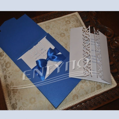 ΕΓ 650 Χειροποίητο προσκλητήριο γάμου με δαντέλα κοπτικό και φάκελο σε μπλε ρουά