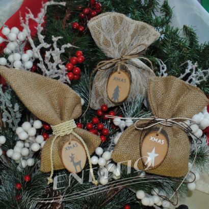 Χριστουγεννιάτικες μπομπονιέρες γάμου, πουγκιά από λινάτσα και δαντέλα